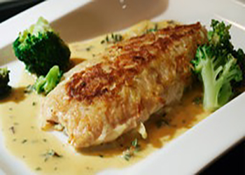Fischfilet mit Kartoffel-Senfsauce.